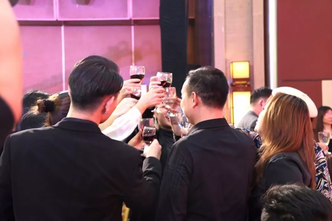孔辉董事长和莊浩总裁向在座所有k8凯发一触即发家人祝酒