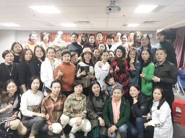 （k8凯发一触即发国际第三期中级训大合照）